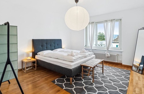 Horgen District Appartement | Sleek Rüschlikon Retreat