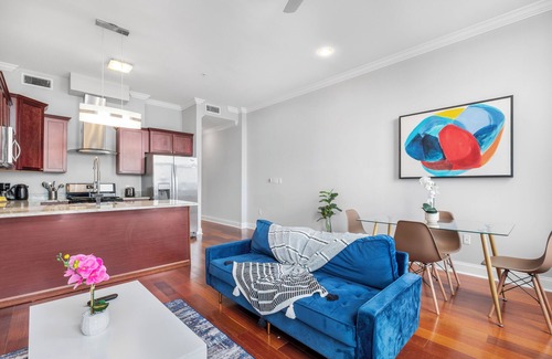 Olde Kensington Appartement | Sleek Residence with Rooftop Pool, Gym, and Concierge Service