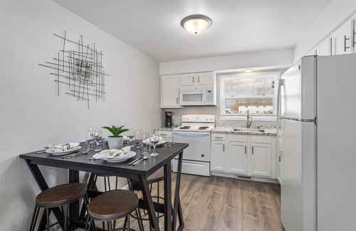 Appleton Appartement | Sleek & Spacious 2BR in Appleton – Queen Beds #A