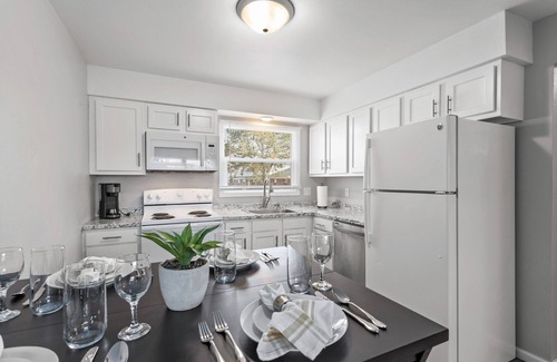 Appleton Appartement | Sleek & Spacious 2BR in Appleton – Queen Beds #A