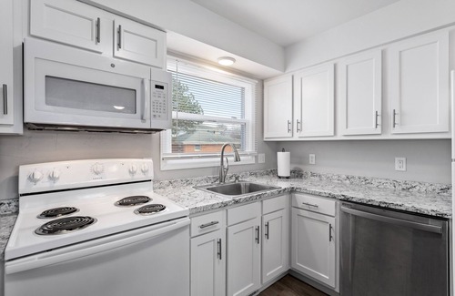 Appleton Appartement | Sleek & Spacious 2BR in Appleton – Queen Beds #A