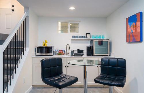 Congress Park Appartement | Sleek & Stylish Apt Steps From Bluebird Theater
