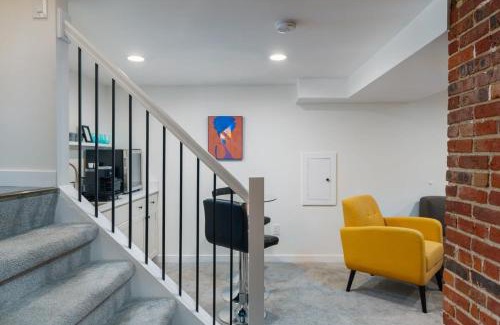 Congress Park Appartement | Sleek & Stylish Apt Steps From Bluebird Theater