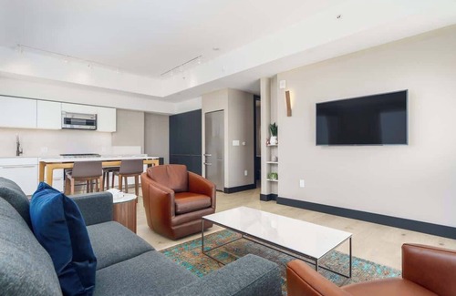 Berkeley Hôtel | Sleek & Modern Flat w/Views & Private Balcony!