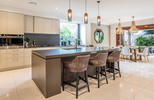 Bridgeman Downs Maison | Sleek Tropical Oasis / Bridgeman Downs