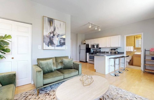 Tri-Taylor Appartement | Sleek Urban Retreat Steps from IL Med District