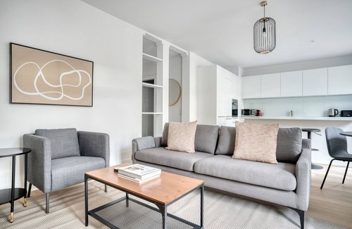 Vorstadte Appartement | Sleek Vorstädte 3.5 Room w/ W/D & Storage, 2 min to Market, by Blueground