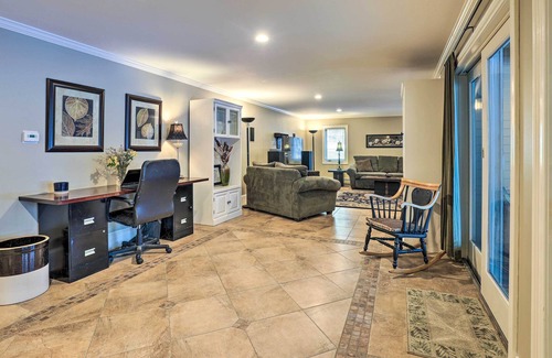 Byfield Appartement | Sleek West Newbury Apartment w/ Pool Access!
