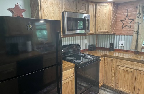 Longview Cabine | Sleep in a Hayloft - Longview, Tx
