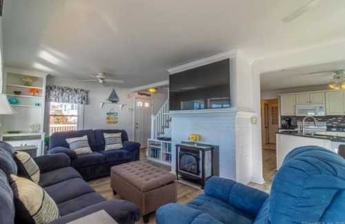 Niantic Maison | Sleep to the sound of the waves. Watch the sun set from the deck! Secluded beach