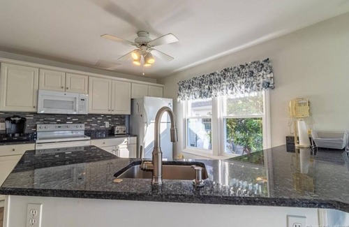 Niantic Maison | Sleep to the sound of the waves. Watch the sun set from the deck! Secluded beach