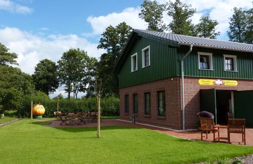 Burg Appartement | Sleeping in a wine barrel 1, bedroom, living room/kitchenette, shower/WC - Fruit dreams Sleeping in a wine barrel