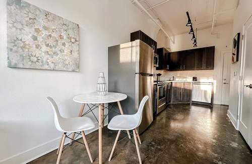 Downtown Wichita Appartement | Sleepover: Elite Studio + Parking - Wichita