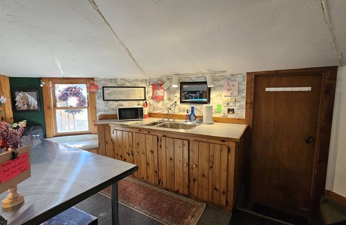 Eden Appartement | Sleepover Studio w Heated Indoor Pool in Rural WNY - Up to 10 Guests - Go Bills!
