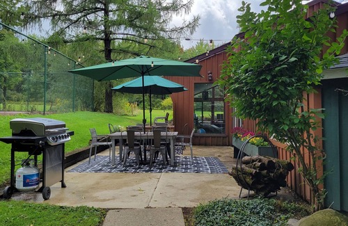 Eden Appartement | Sleepover Studio w Heated Indoor Pool in Rural WNY - Up to 10 Guests - Go Bills!
