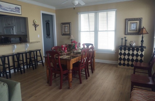 Morgantown Maison | 3 très grands lits / 2 lits superposés; La location comprend des chaises, des parasols et des accessoires de plage