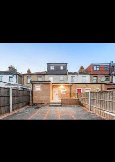 Loxford Maison | Sleeps 10, CINEMA TV , 2 baths, 10 mins to Stratford