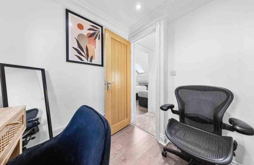 Loxford Maison | Sleeps 10, CINEMA TV , 2 baths, 10 mins to Stratford
