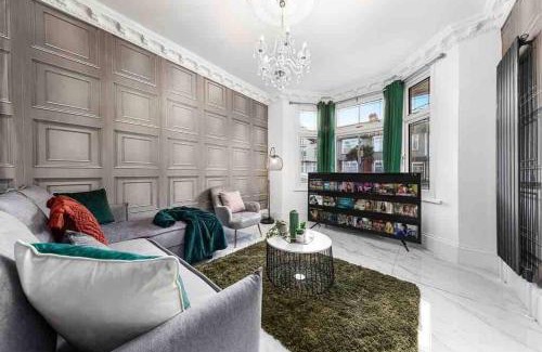 Loxford Maison | Sleeps 10, CINEMA TV , 2 baths, 10 mins to Stratford