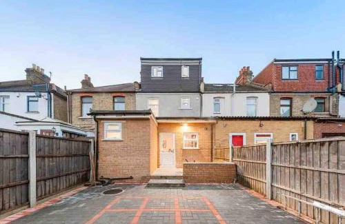 Loxford Maison | Sleeps 10, CINEMA TV , 2 baths, 10 mins to Stratford