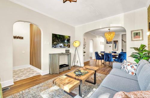 Brookfield Maison | Sleeps 10 + Coffee bar + Game Room + Train to CHGO