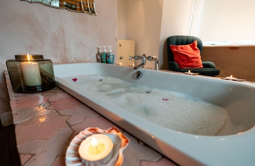 Balquhidder Maison | Sleeps 10. The Old pink library by loch and river