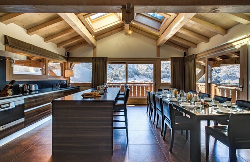 Morzine Chalet De Ski | Sleeps 10 with Hot tub and spectacular mountain views