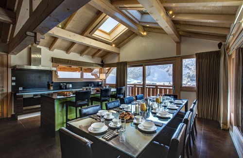 Morzine Chalet De Ski | Sleeps 10 with Hot tub and spectacular mountain views