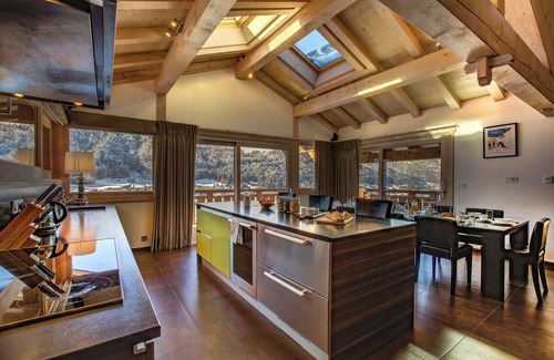 Morzine Chalet De Ski | Sleeps 10 with Hot tub and spectacular mountain views