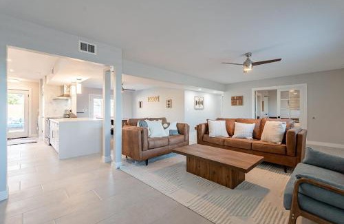 Parkcrest Maison | Sleeps 10 with pool All new everything