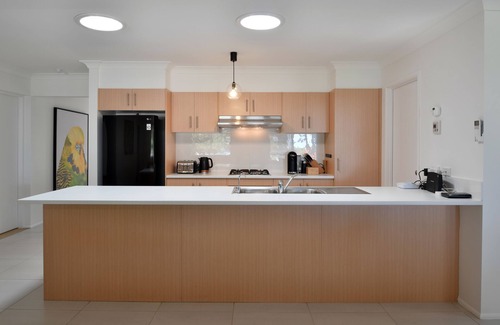 Manyana Maison | Sleeps 11. All linen and towels provided. Pets welcome. Lovely house.