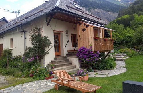 Les Sciauds Chalet De Ski | Sleeps 12-14 in beautiful mountain setting.