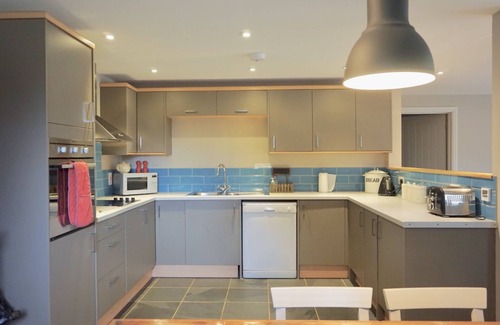 Chedworth Maison | Sleeps 14, 7 Bedrooms, 2 Dogs Welcome, No Smoking, Wood burner, Garden, Cot and Highchair, Children