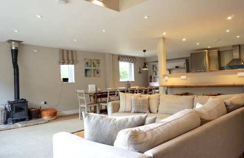 Chedworth Maison | Sleeps 14, 7 Bedrooms, 2 Dogs Welcome, No Smoking, Wood burner, Garden, Cot and Highchair, Children
