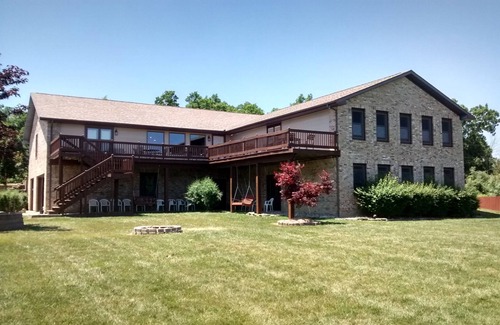 Frontier Maison | GRANDE MAISON MODERNE, TOUS LES SPORTS-LAC, PISCINE INTÉRIEURE, SAND BEACH, CANOE, KAYAKS, PONTON