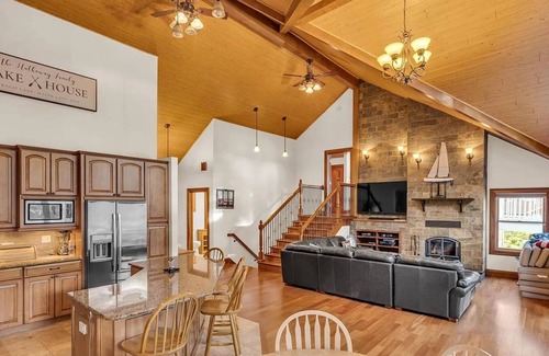 North Sebago Maison | SLEEPS 14 WITH A SANDY BEACH AND A DOCK