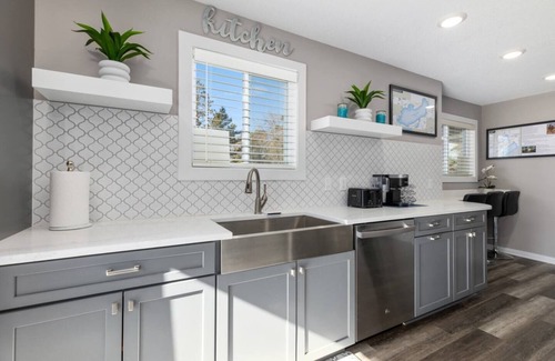 Crosby Maison | Sleeps 15! - EV Charger - 75" TV - Soaker Tub - 1 Block to Downtown Crosby!
