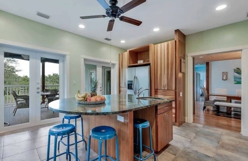 Greenacres Maison | Sleeps 15 - Hidden Bleu Tropical Mansion