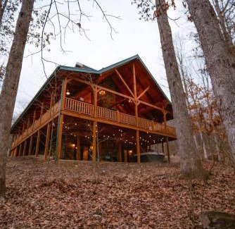 Carbon Hill Maison | Sleeps 16 Luxury Cabin with Game Room & Hot Tub