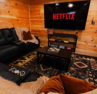 Carbon Hill Maison | Sleeps 16 Luxury Cabin with Game Room & Hot Tub