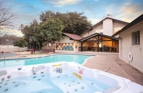 Castle Hills Maison | Sleeps 16 Private Pool Sport Court Hot Tub Arcade