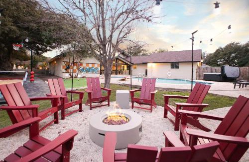 Castle Hills Maison | Sleeps 16 Private Pool Sport Court Hot Tub Arcade