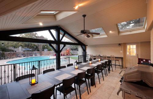 Castle Hills Maison | Sleeps 16 Private Pool Sport Court Hot Tub Arcade