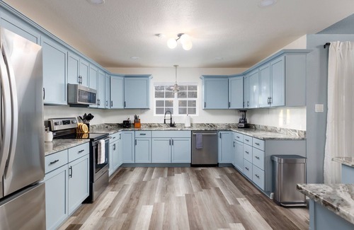 Hidden Creek Maison | Sleeps 18! Basketball Court~Heated Pool~Games