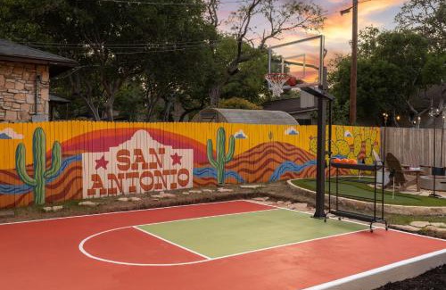 San Antonio Maison | Sleeps 18-Basketball Court-Pool-Playground-Games