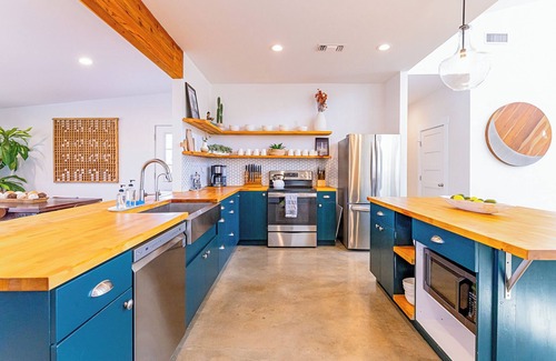 Dripping Springs Maison | Sleeps 18, Football Fave, Pool, Hot Tub, 2 Fire Pits