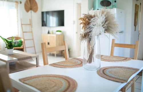 Contant Farms Maison | Sleeps 18 /The Flamingo House /walk to town +beach