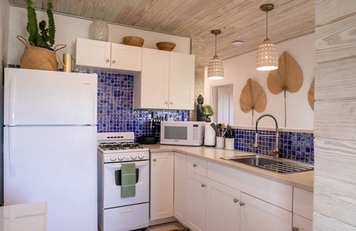 Contant Farms Maison | Sleeps 18 /The Flamingo House /walk to town +beach