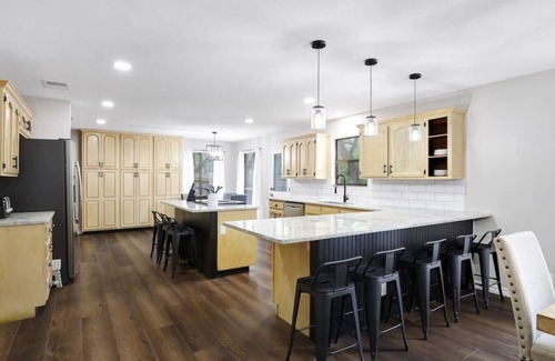San Antonio Maison | Sleeps 21! Private Oasis in the City