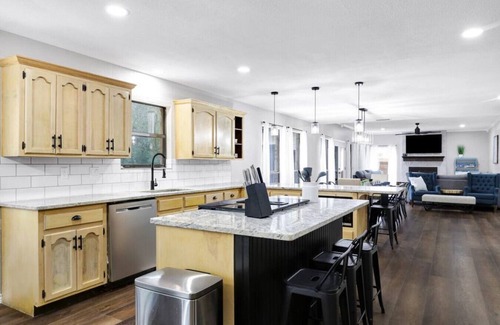 San Antonio Maison | Sleeps 21! Private Oasis in the City